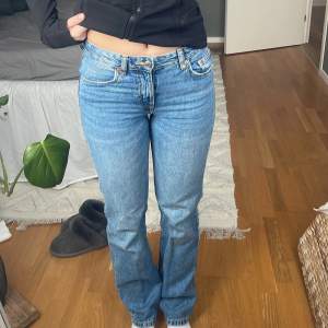 Midwaist jeans - pull and bear - storlek 34 men passar mig med 36 - jag är 170 lång 