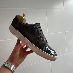 Lanvin skor  - Hej! Säljer nu dessa super snygga elephant grey lanvin skor. Skorna är i toppskick 9,5/10. Med skorna medföljer dustbag 