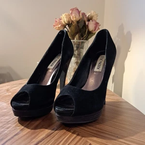 Steve Madden skor 👠🖤 - Svarta Steve Madden skor i mocka. Säljer därför att de är för små. En aning slitna men det syns inte särskilt mycket när man har dem på 👠🖤. Skriv för fler bilder!