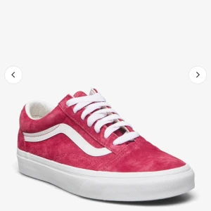 Sneakers  - Rosa vans i nyskick, endast använda ett par ggr, sköna o nice nu till vår o sommar o slutsålda för de mesta 🌷💐🌸💃🏼 Köpte för 800, priset kan diskuteras såklart 💅🏽👯‍♀️🎠