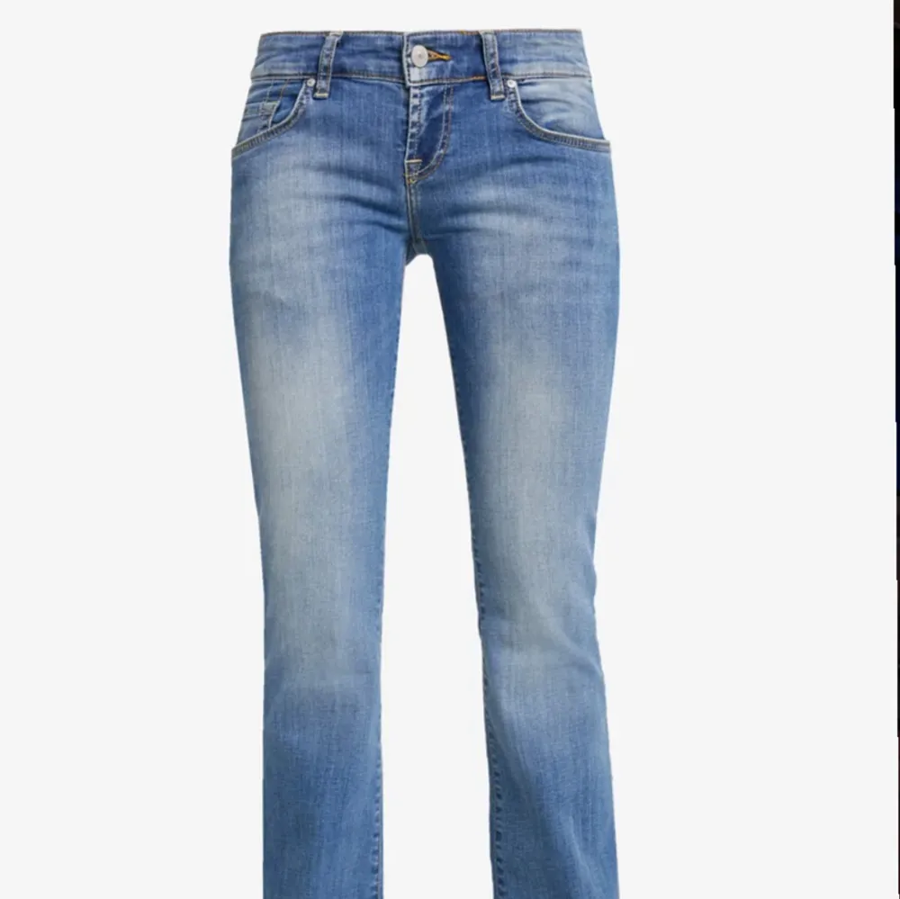 Säljer dessa ljusblå ltb jeans pg brost av användning annars är de jätte fina!💕. Jeans & Byxor.