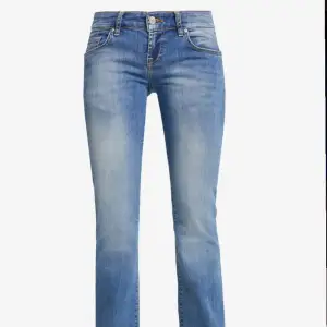 Säljer dessa ljusblå ltb jeans pg brost av användning annars är de jätte fina!💕
