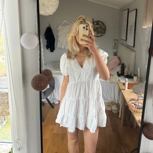 Sommarklänning  - Såå söt sommarklänning! Inga defekter och jag är 167 💗 knappt använd! Priset är diskuterandet 😊