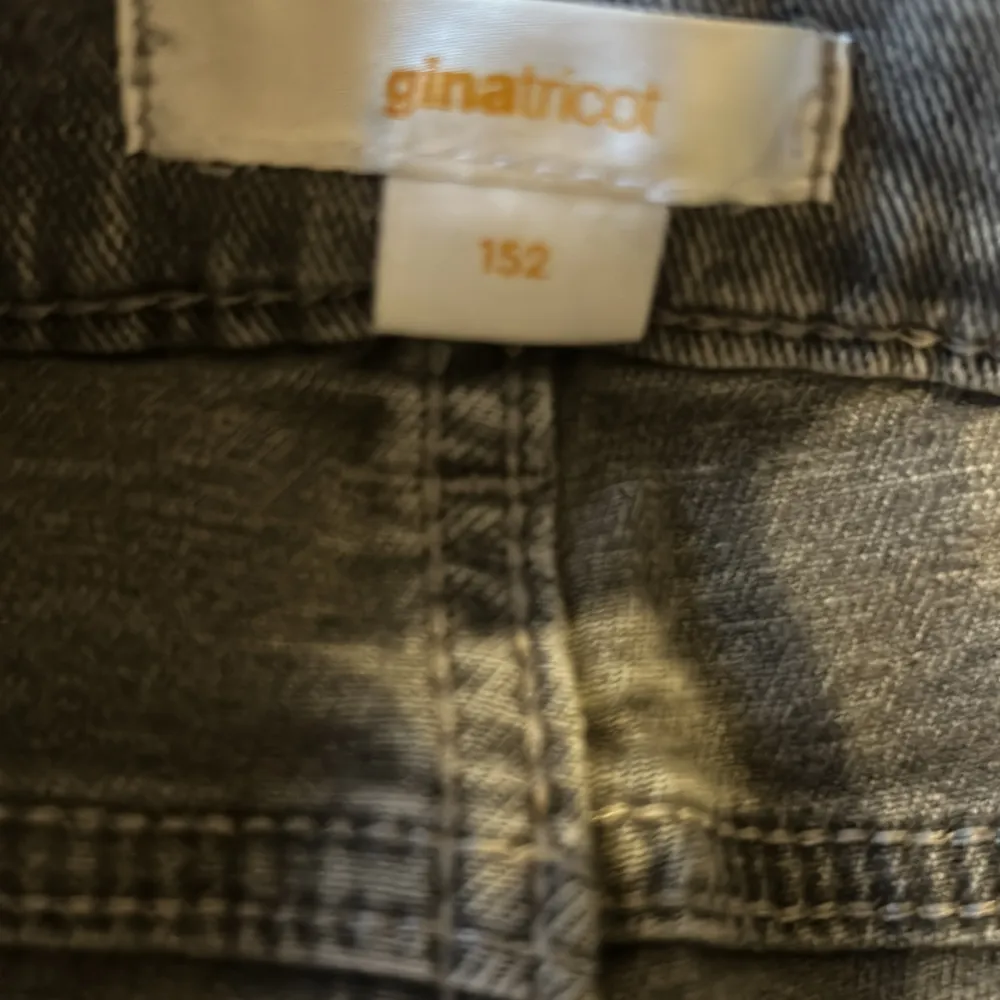 Ett par snygg grå låg midjade bootcut jeans. Bra skick, är lite slitna där nere men var så när jag köpte dom. . Jeans & Byxor.