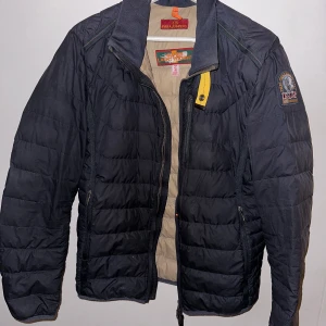 Parajumper herr  - Säljer fräsch Parajumper till herr i storlek S, passar bra till vädret nu!   Kan mötas och posta✨