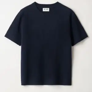 Soft goat t-shirt i marinblå färg som inte går att köpa längre! Knappt använd och ser ut som ny, storlek L men passar mig snygg oversized som brukar ha s egentligen, Nypris: 2200 Säljer för: 950, vill få sålt snabbt därav billigt pris💕