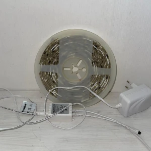 Helt fungerande ledlights  - Helt fungerande ledlights som man kan sätta vart som. 5m lång. Man kan välja färgerna : grön, rosa, blå, vit, röd, lila. Finns flera inställningar så man kan få ljusen att röra på sig på olika sätt. Man kan även klippa ledstripen på olika ställen. :)