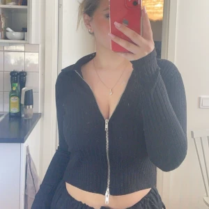 Nelly topp  - En svart snygg topp från Nelly med dragkedja 🖤