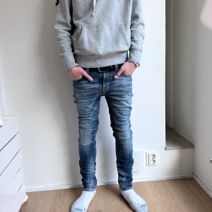 NUDIE JEANS - Hej! Säljer nu dessa eftertraktade jeans från Nudie. Jeansen är i väldigt bra skick och har en slit detalj på högra knät som jag är osäker om orginalet hade, därav lägre pris. Nypris: ca 1200kr. Skriv vid frågor och priset är ej hugget i sten!