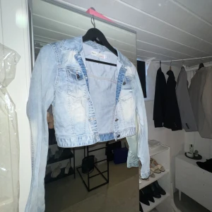 Jeansjacka - Säljer min jacka pga att den är för liten! Det är en jättefin jeansjacka i bra skick🤍 nypris 499kr mitt pris 150kr😌 
