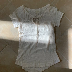 Gullig blus - Säljer vidare denna superfina krinklade blus som tyvärr var lite för stor för mig 💕 Superskön och luftig perfekt för sommaren! Snöret fram går att knyta lite som man vill ~ 