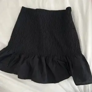 Säljer denna svarta kjol från hm u storlek xs men den är stretchig och passar även s-m!🥰