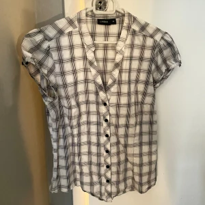 Skjorta - Randig skjorta från lindex. Liten i storleken 