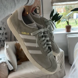 Ljusgröna adidas gazelle - Ljusgröna adidas gazelle skor i stl 42! Använt men fint skick!