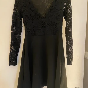 Svart klänning med spetsärmar - Bea skick, lite kortare i modellen. Ja 