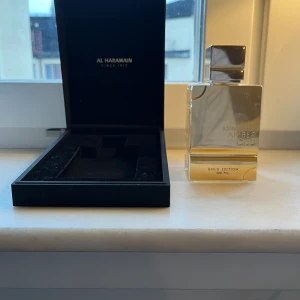 Al Haramain Amber Oud Gold Edtion 120ml - Säljer min helt nya Al Haramain parfym. Al Haramain är ett nischmärke från Mellanöstern som tillverkar högkvalitativa nisch-parfymer. Denna luktar sött och fruktigt och kan bäras året runt. Parfymen köptes för 1 månad sedan på notino för 2050kr. 