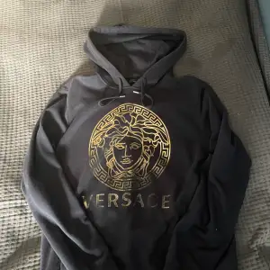 Versace hoodie. Använd ett fåtal gånger. Köpt i London.