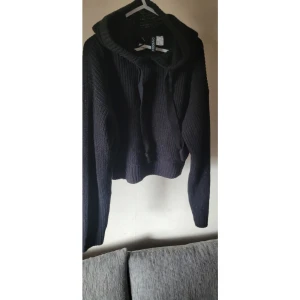 Stickad kort tröja med luva - Fint skick