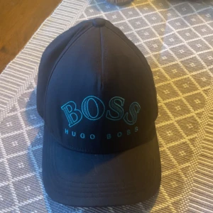 Hugo boss keps  - Säljer min Hugo boss keps då den inte kommer till andvändning, använt kanske 10 gånger och den är i väldigt bra skick 