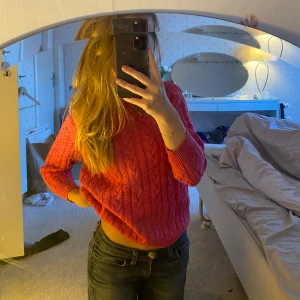 Stickad tröja - Stickad rosa tröga med sin struktur . Tröjan har korta armar och är midiehög storleken är m men är mindre än så så hade sagt s. Är varm och mysig på sena sommarkvällar 