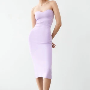 Bandau klänning ZARA - Lila bandau klänning från ZARA i storlek M. Då den är liten i storleken och samtidigt väldigt stretchig passar den flera olika kroppsstorlekar. I väldigt gott skick då den inte har använts så mycket. 