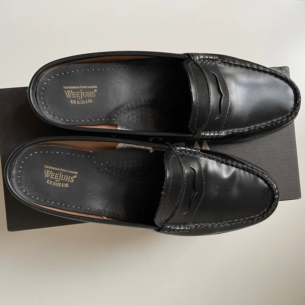 Säljer mina jättefina slip-in loafers/weejuns från G.H.Bass i svart skinn. Har enbart använts ett par gånger och är därför i väldigt fint skick. Storlek 40.. Skor.