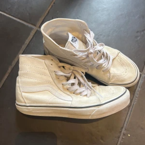 Höga vans - Beiga höga vans, använda men ändå bra skick, går nog att tvätta renare om man vill🙌