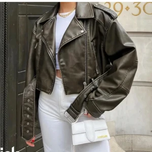 Skinnjacka  - Så jävla snygg färg och as snygg modell. Mest intressekoll!! 