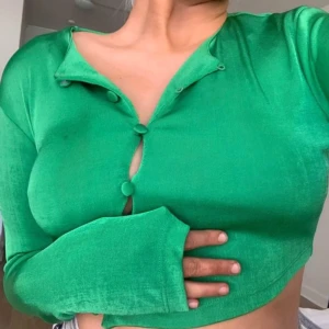 Grön tröja - Storlek XS men passar även S! Endast testad och inga skador finns! Kan postas eller mötas upp i Ängelholm 💕