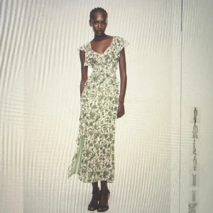 Zara klänning - Grön och vit zara klänning🩷