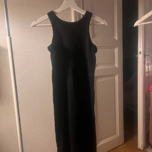 klänning - En svart långklänning från lager 157 som aldrig används så säljer 🥰