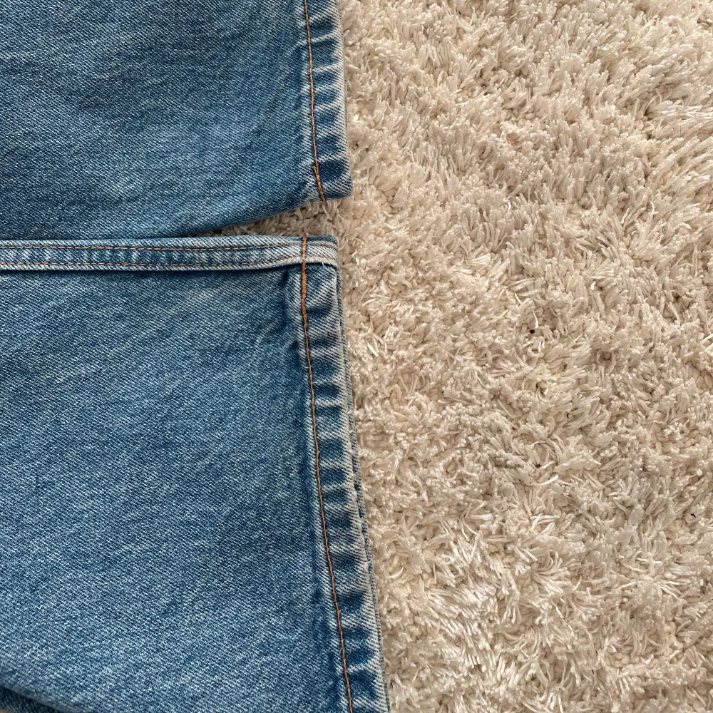 Säljer dessa ”galax loose straight jeans” då de inte kommer till användning längre! De är i bra skick och har bara några minimala slitningar längst ned av benen! Köpta för 600kr. W27 L30 Skriv vid frågor och funderingar!. Jeans & Byxor.