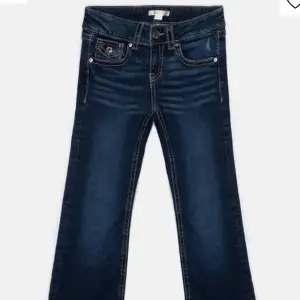 Säljer dessa slutsålda jeans ifrån Gina Young!🩷 fint skick använda endast en gång