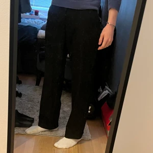 Kostymbyxor i snygg passform - Snygga kostymbyxor i perfekt passform från värsta i färgen svart. Passar mig som är 180, skulle säga att de passar folk mellan 175-185 cm. Byxorna är från bershka, använda fåtal gånger. Skick: 8/10.  Hör av dig vid frågor!!