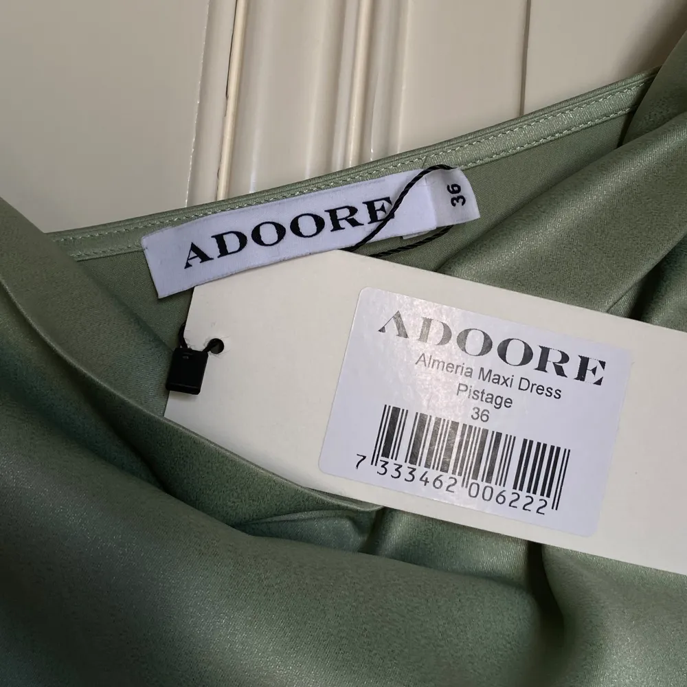 Jag säljer en vacker ny ameleria pistachio green dress från Adoore . Klänningen är true to size och perfekt till exempelvis fest eller bal💚 Prislappen är kvar och ni får den för 1200  kr inklusive frakt.  Nypris: 1595 kr . Klänningar.