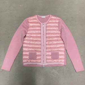 Hej! Säljer nu denna rosa moncler cardiganen. Toppen skick, Jackan utan några hål eller slitage. Perfekt nu inför våren☀️. Storlek Large, men sitter fint på dig som bär Medium. Tillkommer moncler låda. Kan frakta eller mötas upp i Kungälv.