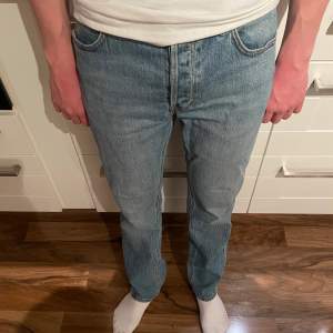 NEUW jeans Stockholm ljusblå Straight Fit, storlek 32:32 Använd fåtal gånger, inprincip nya  Nypris: 1400kr