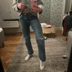 Supersnygga jeans!  - Säljer dessa supersnygga jeans med vita sömmar och slitningar då de tyvärr är för små för mig🥲 Passar nog en 34-36, och för referens så är jag 180 (går att korta ner). Supercoola verkligen!