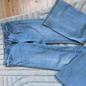 Blåa bootcut jeans från Cubus, de har en liten jord fläck (se bild) längst ner som knappast syns. Säljer pga blivit försmå😌