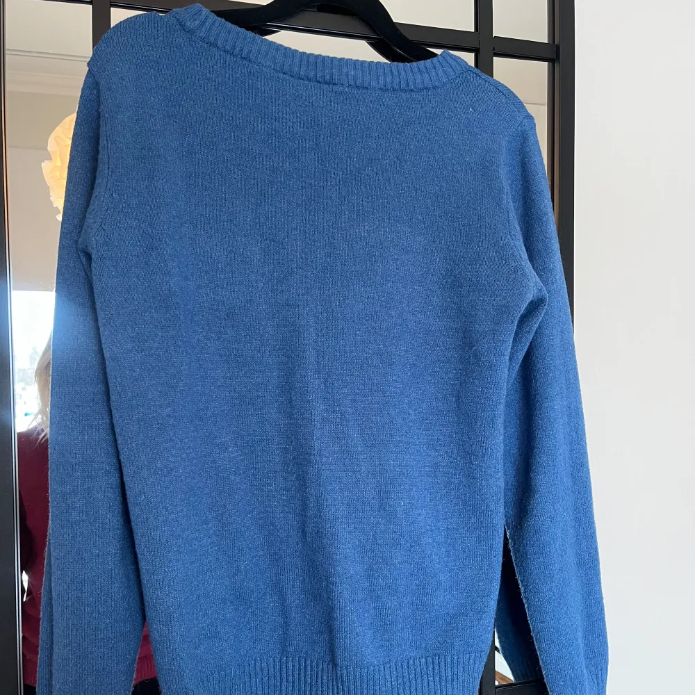 Hej! Säljer denna superfina blåa stickade tröjan från Vila i storlek S. Den är inte använd så många gånger och är i gott skick. Den passar även Xs. Hör av dig vid frågor eller funderingar 🩷. Stickat.