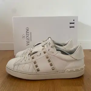 Säljer nu dessa snygga valentino rockstud sneakers  | Storlek 43 | Skick Bedömning själva |, Kvitto finns