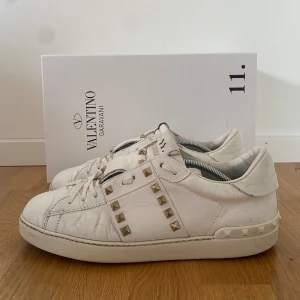 Valentino rockstud - Säljer nu dessa snygga valentino rockstud sneakers  | Storlek 43 | Skick Bedömning själva |, Kvitto finns