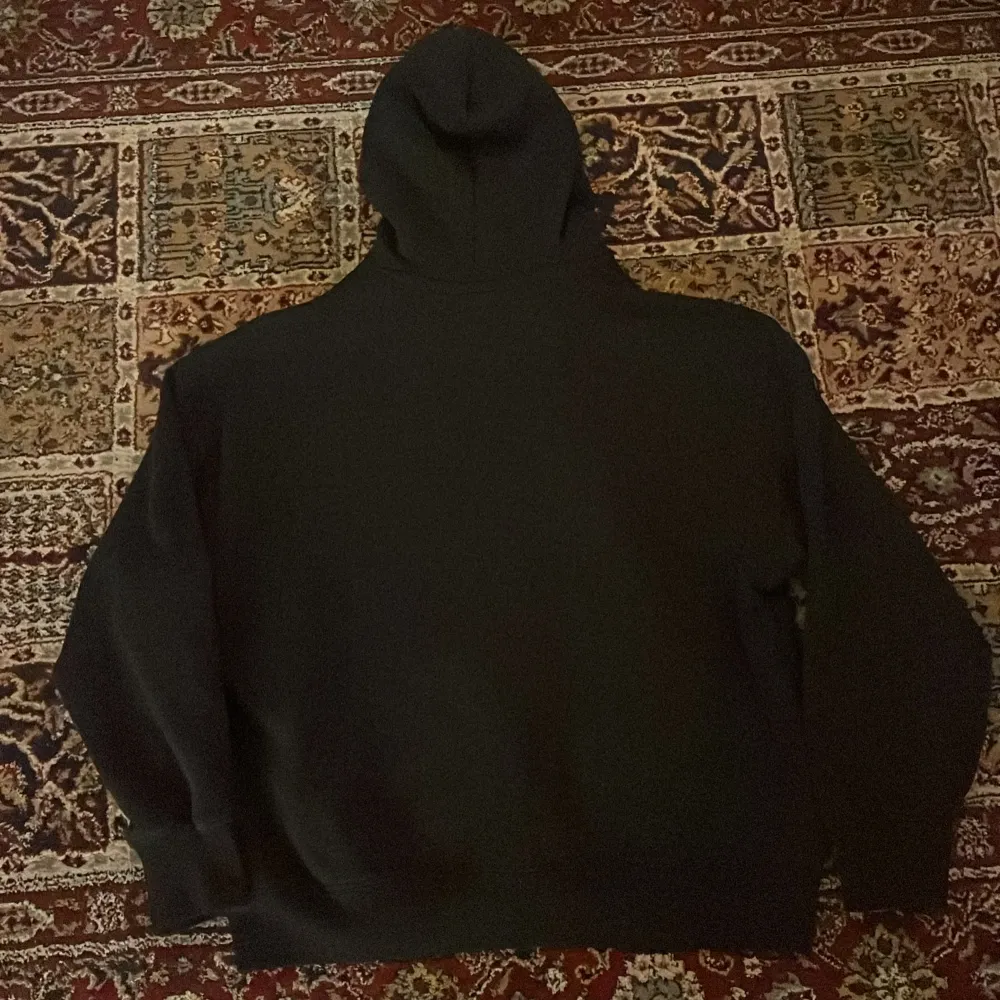 En svart abundant hoodie som jag säljer pga att den är lite för stor! Men den är bara använd cirka 5 gånger så den är rätt bra skick, skriv om du har några frågor !!Pris kan diskuteras!!. Hoodies.