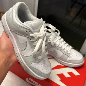 Nike dunk low photon dust - Säljer ett par Nike dunk low i färgen photon dust. Använda 2-3 gånger. Passar storlek 36/37/37.5 Kvitto finns.