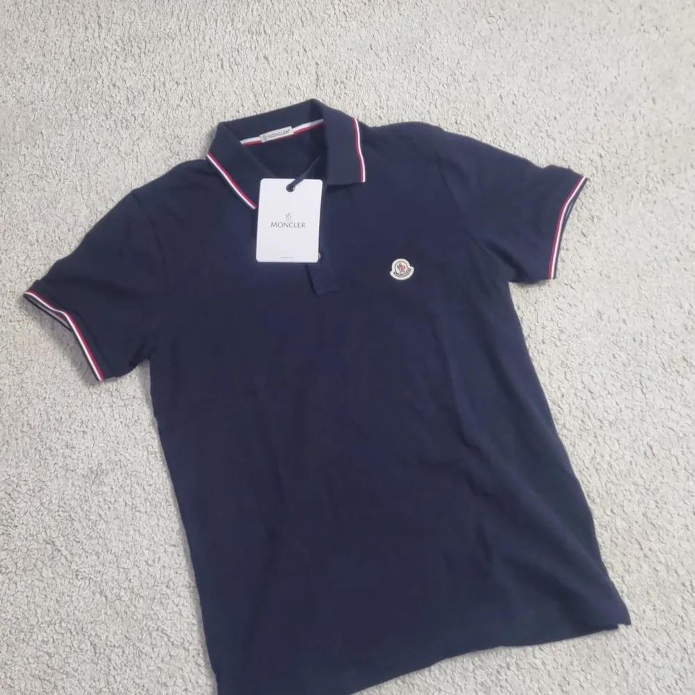 Hej  Säljer en fin moncler tröja då den inte kommer till användning  helt ny och är i väldigt bra skick  Storlek S . T-paidat.
