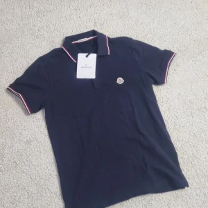 Moncler T-shirt  - Hej  Säljer en fin moncler tröja då den inte kommer till användning  helt ny och är i väldigt bra skick  Storlek S 