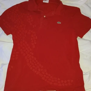 Lacoste piké - Säljer min lacoste piké eftersom den bara ligger i garderoben, skicket är 7/10 skulle jag vilja säga, nypris 800:-