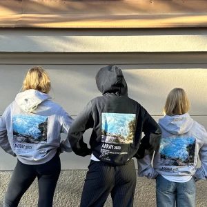 ARRAY  ljusgrå L - RABBAT PÅ 30%!!! En ljusgrå Array hoodie i storlek L 🩶🩶