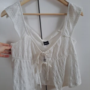 Knutblus Gina tricot helt ny  - Jättefin top från gina tricot Helt ny!