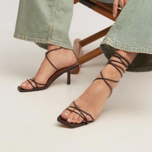 Bruna klackskor  - Hej! Säljer ett par jätte snygga remsandal klackar i brunt från NAKD. Stl 39🤎